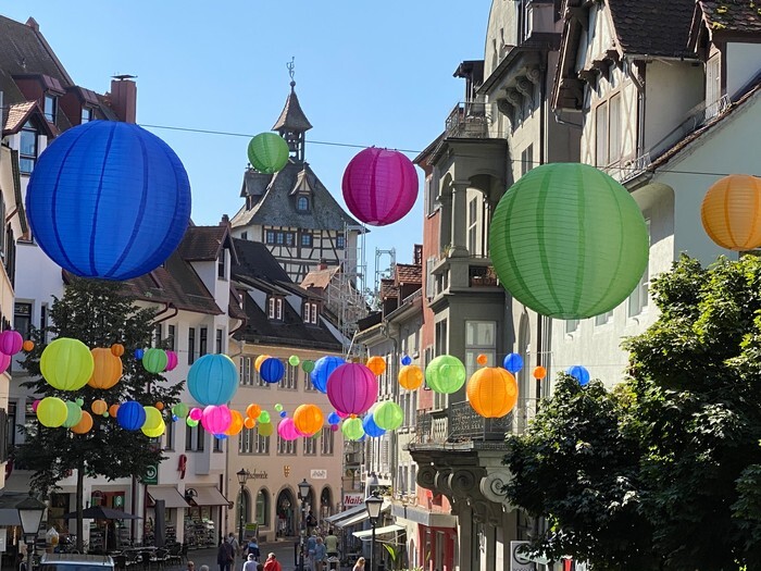 Lampions aufgehängt in der Altstadt von Konstanz
